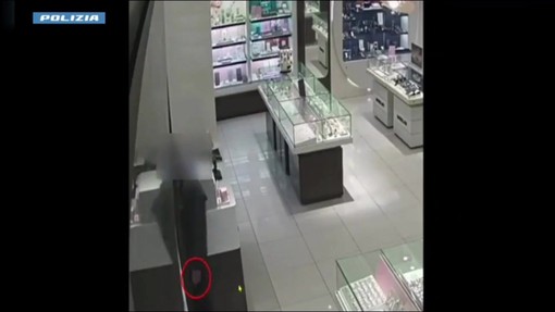 Rapina con pistola in una gioielleria a Firenze, il video delle minacce a un dipendente e la fuga con oltre 100mila euro