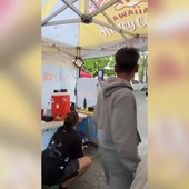 Sparatoria a Seattle, la diretta video del venditore di dolci e la folla in fuga Sparatoria a Seattle, la diretta video del venditore di dolci e la folla in fuga