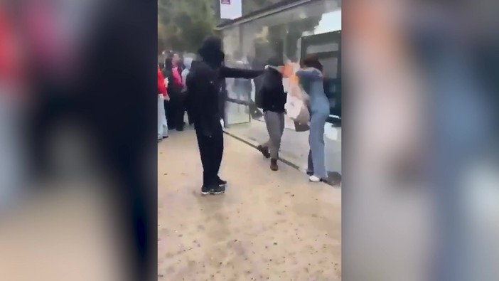 Proteste Marsiglia, uomo incappucciato ustiona volto di una donna con spray lanciafiamme