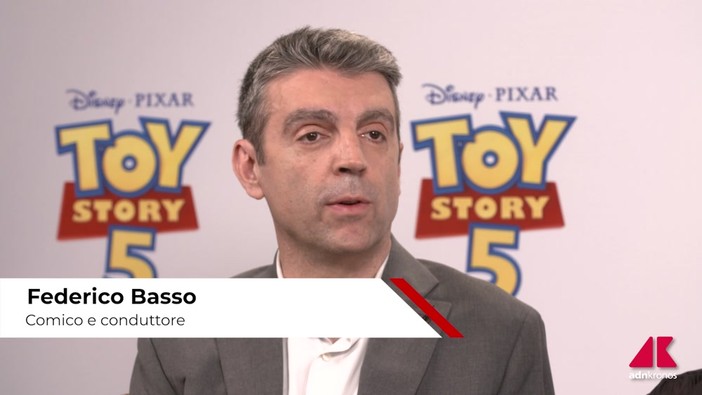 Da Sal Da Vinci a Gazzoli, le voci italiane di Toy Story 5: "Ecco come i giocattoli ci hanno salvato" Da Sal Da Vinci a Gazzoli, le voci italiane di Toy Story 5: "Ecco come i giocattoli ci hanno salvato"