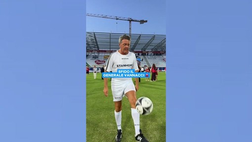 Renzi campione di palleggi lancia la sfida sportiva a Vannacci: "Ma non a calcio..." Renzi campione di palleggi lancia la sfida sportiva a Vannacci: "Ma non a calcio..."