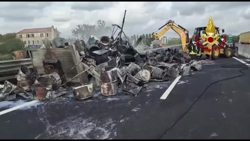 Tir carico di elettrodomestici a fuoco in autostrada nel Veneziano, lunghe code sull'A4 Tir carico di elettrodomestici a fuoco in autostrada nel Veneziano, lunghe code sull'A4