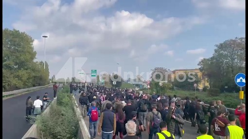 Cortei a Milano, migliaia di manifestanti invadono la tangenziale