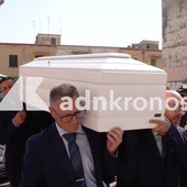 Funerali Lorena Isceri, salma arrivata a Squinzano. La commozione dei familiari