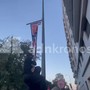 Corteo Milano, manifestanti si arrampicano per strappare cartello della Lega Corteo Milano, manifestanti si arrampicano per strappare cartello della Lega