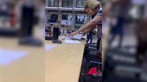 Imprevisto a Bruxelles, pioggia nella sala stampa del Consiglio europeo