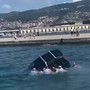 Auto finisce in mare a Trieste, sei militari si tuffano per salvare il conducente
