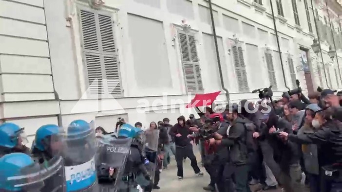 Cortei a Torino, manifestanti cercano di forzare il blocco: le cariche della polizia Cortei a Torino, manifestanti cercano di forzare il blocco: le cariche della polizia