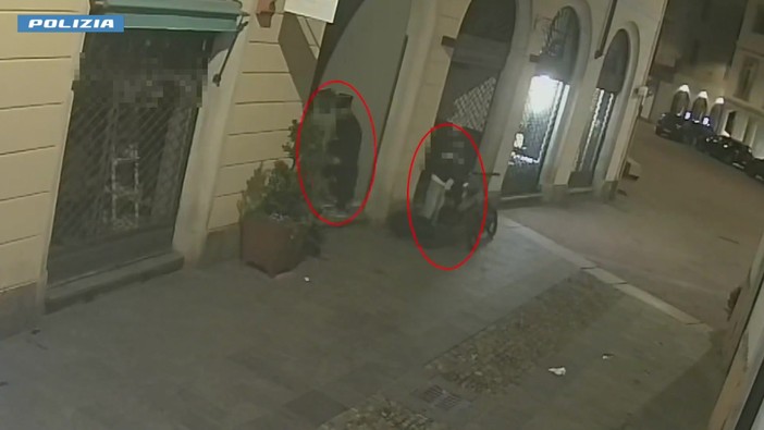 Picchiavano e rapinavano in pieno centro a Varese, ripresi dalle telecamere di sorveglianza