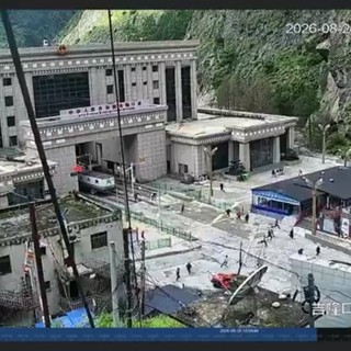 Nepal-Tibet, la frana travolge il confine: valanga di rocce e acqua spazza via tutto