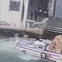 Via al restauro finale Ponte Rialto, il video dell'urto con il barcone rubato nel 2025