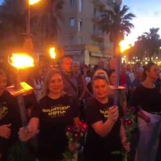 'Ostia è morta', centinaia in piazza per il funerale simbolico