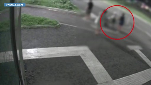 Milano, scaraventano disabile per terra e rapinano lui e la moglie