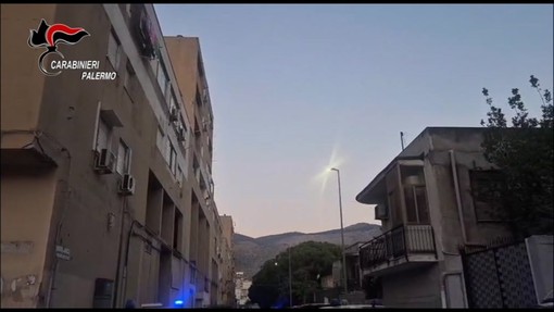 Maxi operazione a Palermo, presa la "banda dei Kalashnikov": 15 fermi Maxi operazione a Palermo, presa la "banda dei Kalashnikov": 15 fermi