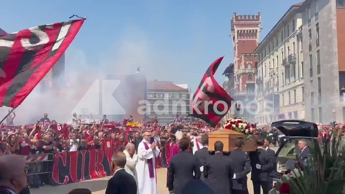 Baresi, centinaia di tifosi per l'ultimo saluto tra fumogeni e bandiere con n.6