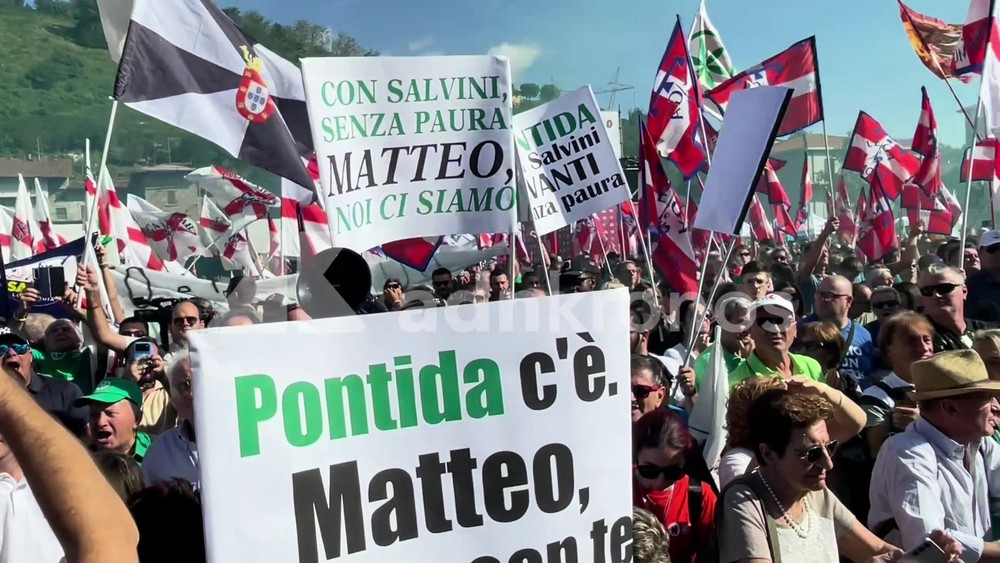 Pontida, dalle t-shirt ai cori sul pratone è derby tra 'nordisti' e 'salviniani' Pontida, dalle t-shirt ai cori sul pratone è derby tra 'nordisti' e 'salviniani'