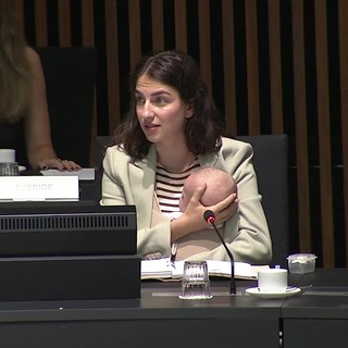 Al Consiglio Ue con il figlio neonato, l'intervento della ministra svedese Pourmokhtari