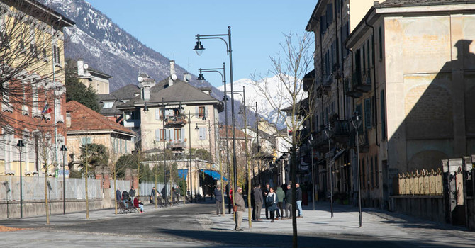 Domodossola si colora contro la violenza: 1200 coperte per Viva Vittoria Vco