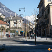 Domodossola si colora contro la violenza: 1200 coperte per Viva Vittoria Vco
