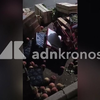 Si rifiuta di pagare mille euro, negozio devastato a Fidene