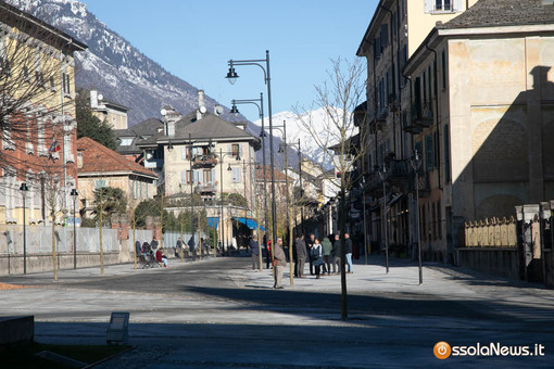 Domodossola si colora contro la violenza: 1200 coperte per Viva Vittoria Vco