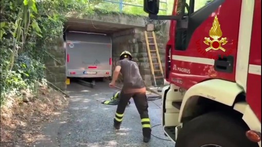 Trieste, segue le indicazioni del navigatore e resta incastrato nel sottopassaggio