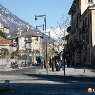 Domodossola si colora contro la violenza: 1200 coperte per Viva Vittoria Vco