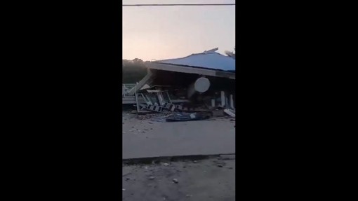 Terremoto in Indonesia, il palazzo si sbriciola in pochi secondi