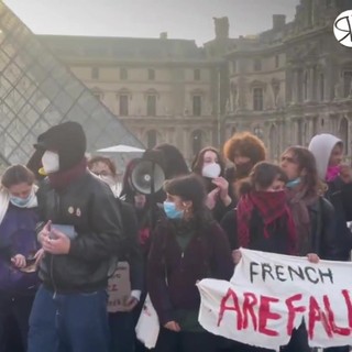 Francia, gli studenti bloccano l'accesso al Louvre