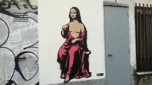 Una Gioconda con doppia mastectomia, il murale a Milano per la Giornata contro il cancro al seno