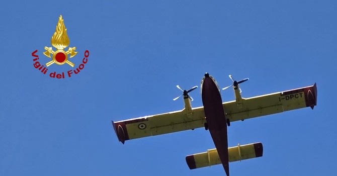 Emergenza incendio in Valsesia, prosegue il lavoro dei mezzi aerei