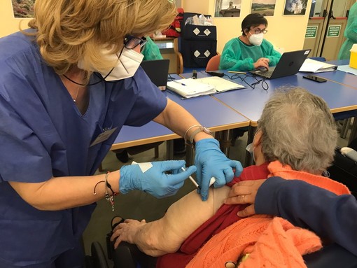 Vaccini, da domani al via nelle farmacie piemontesi l'antinfluenzale Vaccini, da domani al via nelle farmacie piemontesi l'antinfluenzale