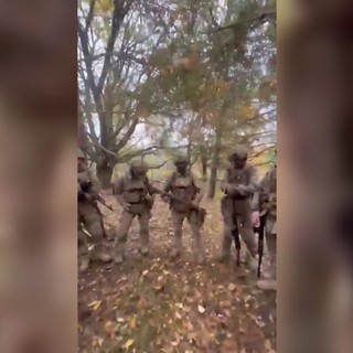 La preghiera dei soldati prima della battaglia, le immagini dall'Ucraina