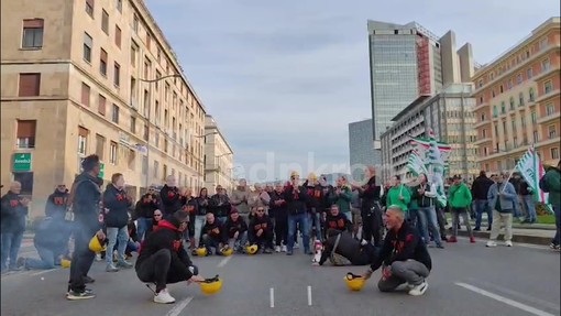 Ex Ilva, terzo giorno di protesta a Genova: "Non accettiamo chiusura e ammortizzatori sociali"