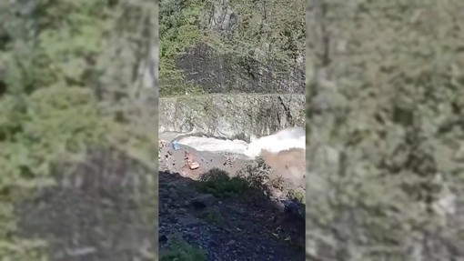 Alluvione in Nepal, operai di una diga rischiano di essere travolti dalla furia dell'acqua