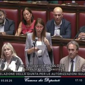 Caso Delmastro, la protesta di Avs alla Camera con le bende sugli occhi Caso Delmastro, la protesta di Avs alla Camera con le bende sugli occhi