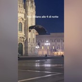 Si lancia dal Duomo di Milano con un paracadute, fermato 32enne