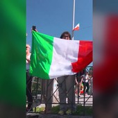 Bagno di folla per Meloni al raduno degli alpini