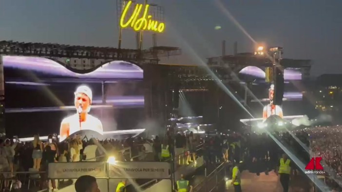 Ultimo a Tor Vergata parte con 'Pianeti' e si emoziona Ultimo a Tor Vergata parte con 'Pianeti' e si emoziona