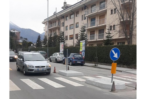 Via Cassino al buio, la protesta dei residenti Via Cassino al buio, la protesta dei residenti