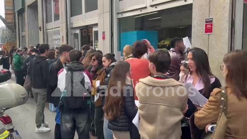 "Vogliamo un cambiamento", a Milano giovani in fila al consolato spagnolo per votare