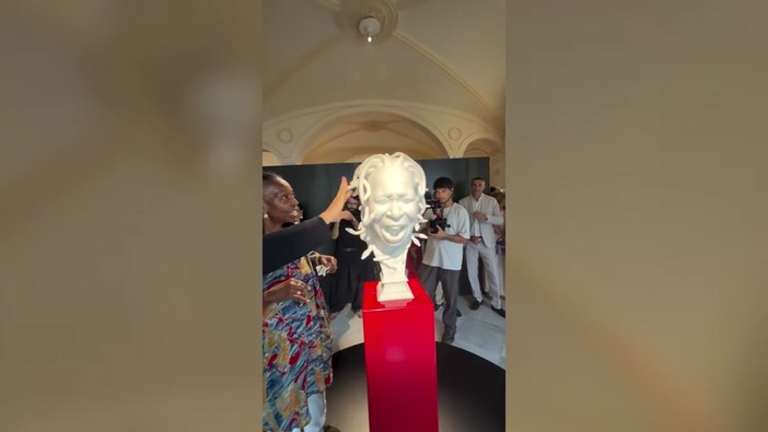Whoopi Goldberg versione Medusa, svelata a Capri l'opera di Jago
