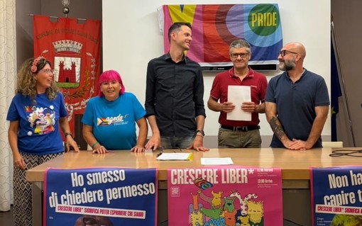 Da sinistra Fabiana Brumana, Anna Caione, Marco Coppola, Gianni Morandi, Emanuele Avalle Da sinistra Fabiana Brumana, Anna Caione, Marco Coppola, Gianni Morandi, Emanuele Avalle