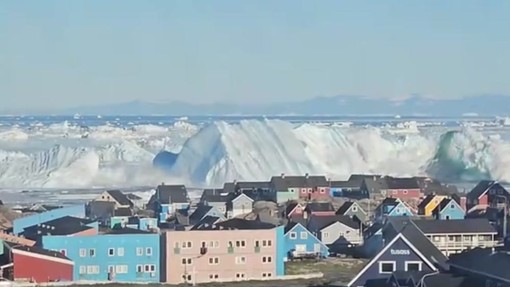 Grosso iceberg si spezza e si capovolge davanti alle coste della Groenlandia