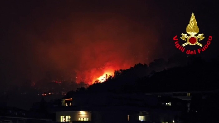 Como, incendio boschivo sul monte Goj: 100 vigili del fuoco a lavoro