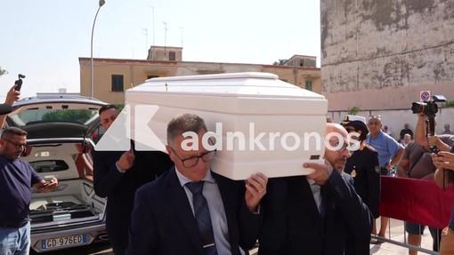Funerali Lorena Isceri, salma arrivata a Squinzano. La commozione dei familiari Funerali Lorena Isceri, salma arrivata a Squinzano. La commozione dei familiari