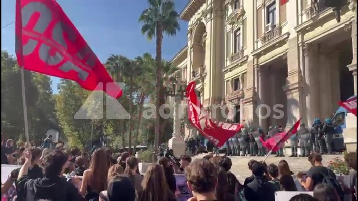 Sciopero scuola, a Roma fumogeni e bombe carta davanti Ministero Istruzione: "Valditara apri le porte"