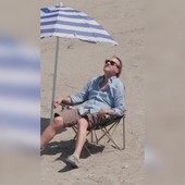 Angelo Bonelli in spiaggia con l'ombrellone...ma è il Po in secca