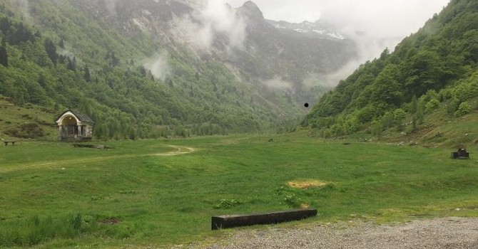 Resti umani trovati nei boschi della Val Loana, indagini per risalire all’identità