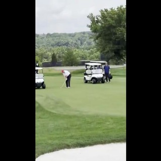 Trump e il colpo vincente a golf: "Io ho talento e voi no"﻿